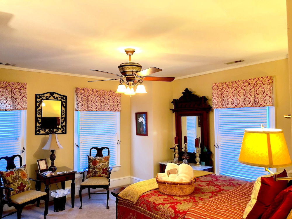 Premium Single Room, 1 Queen Bed, Ensuite, Garden View (James Wilson Room) photo 3
