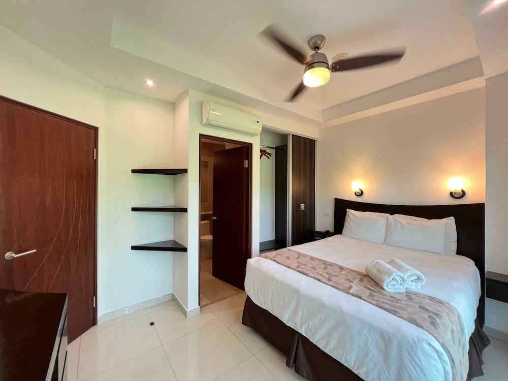 2BR FAMILY SUITE W/Kitchen, Living room, 2 Masters, 2 bath, 3 balconies photo 2