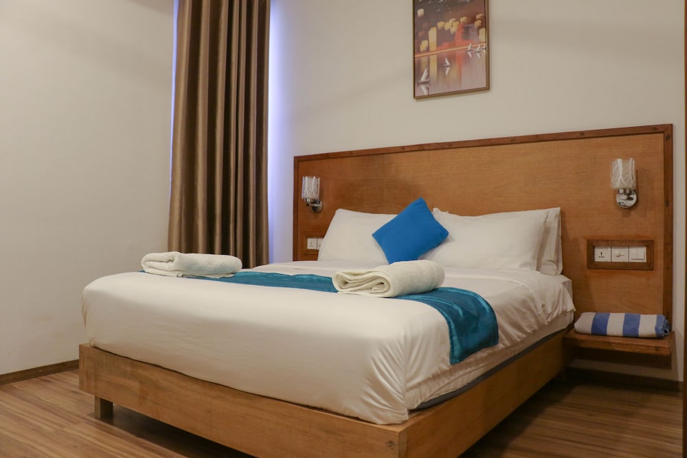 Deluxe Room, 1 Queen Bed, Non Smoking photo 3