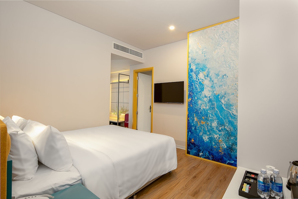 Junior Suite, 1 King Bed, City View - Photo 1