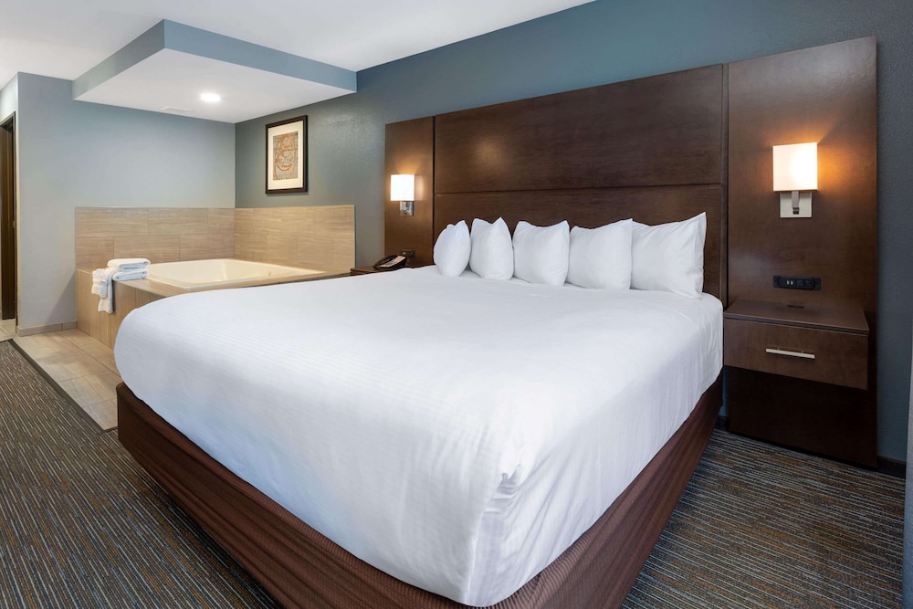 Superior Suite, 1 King Bed, Non Smoking, Jetted Tub