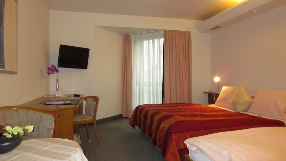 Standard Triple Room, 3 Twin Beds, Non Smoking photo 3