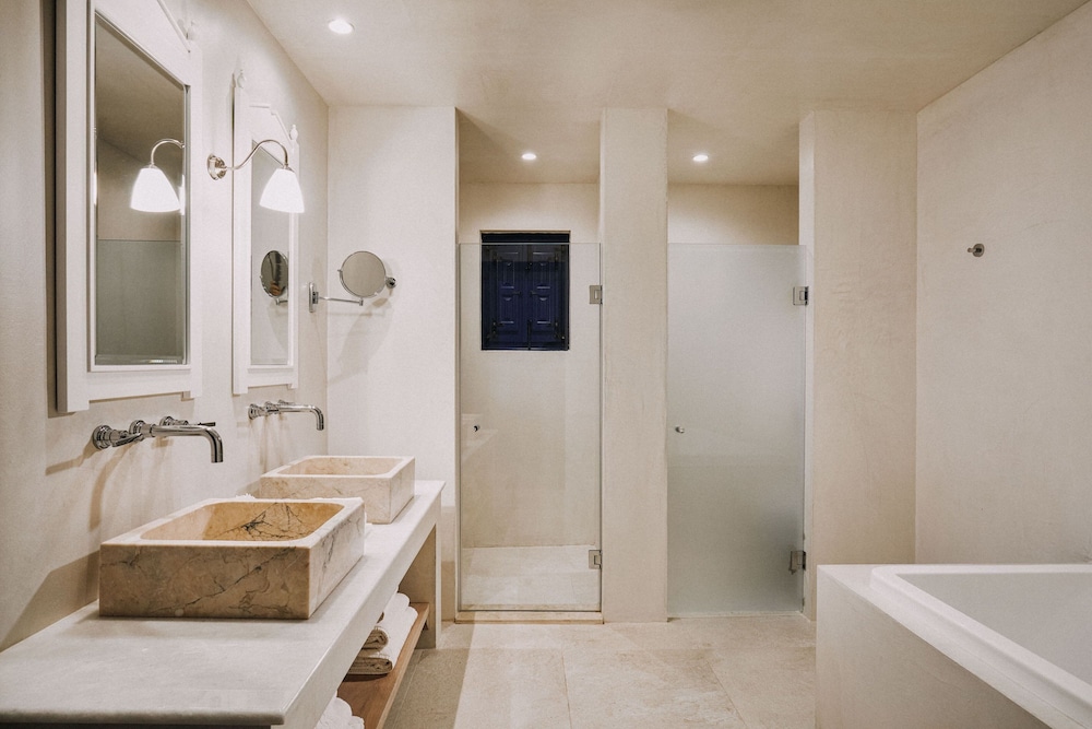 Suite, 1 Bedroom - Photo 12
