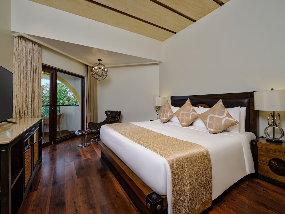 Suite, 1 King Bed - Photo 1