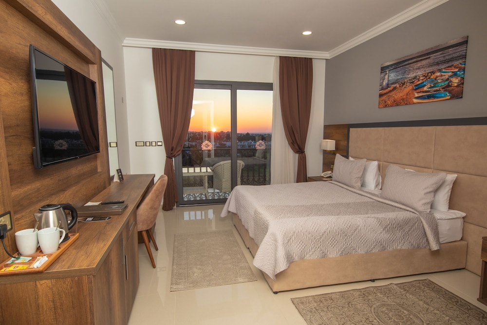 Club Double or Twin Room, Non Smoking, Mountain View