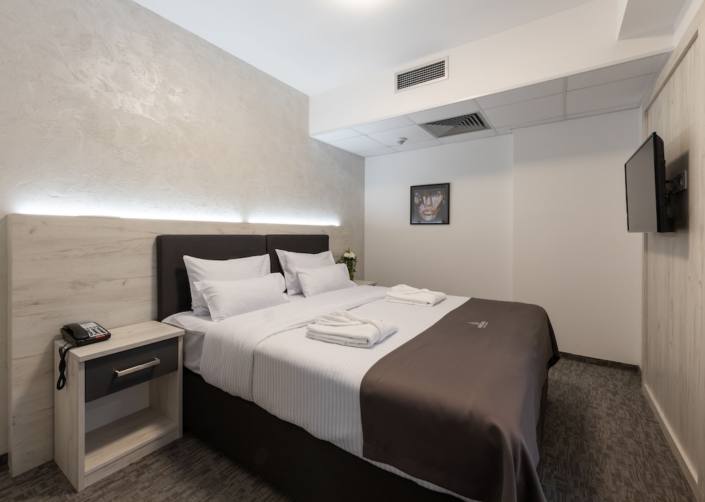 Deluxe Suite, Jetted Tub - Photo 4