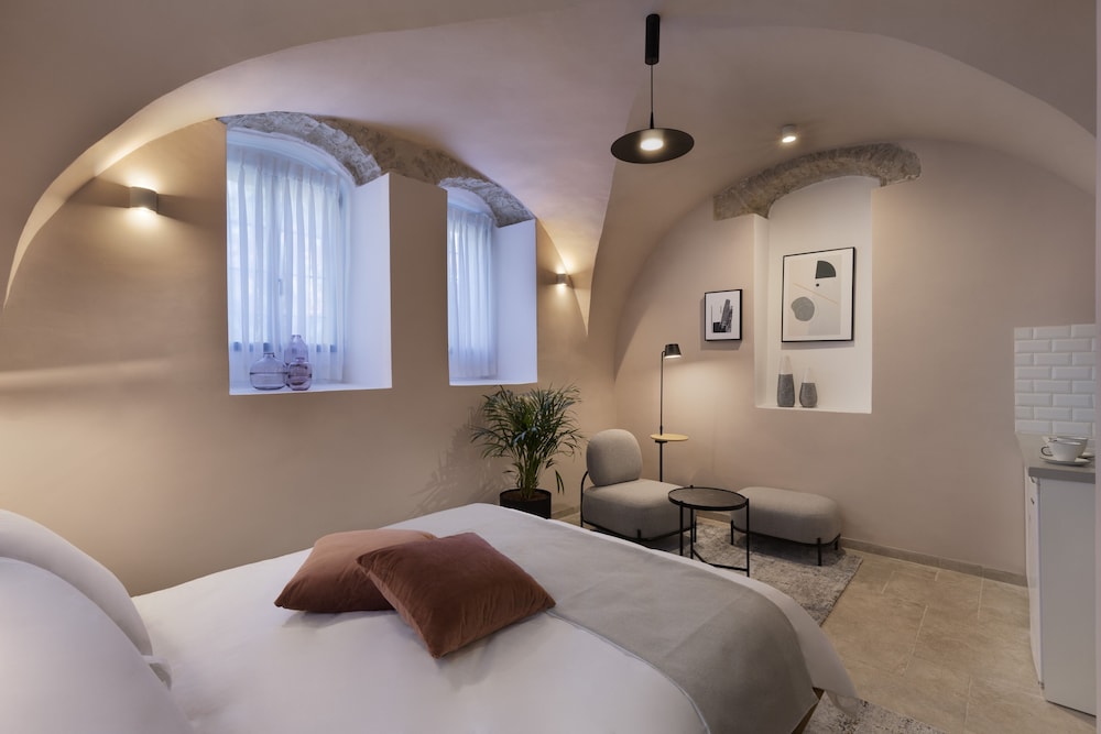 Economy Double Room (The Cave) - Photo 4