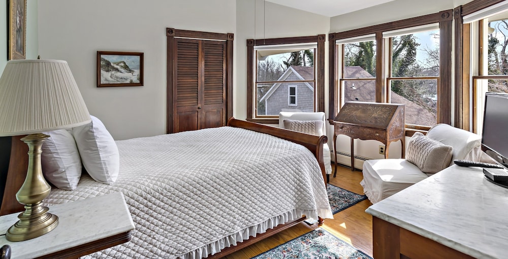 Deluxe Room, 1 Queen Bed (No Pets) photo 1