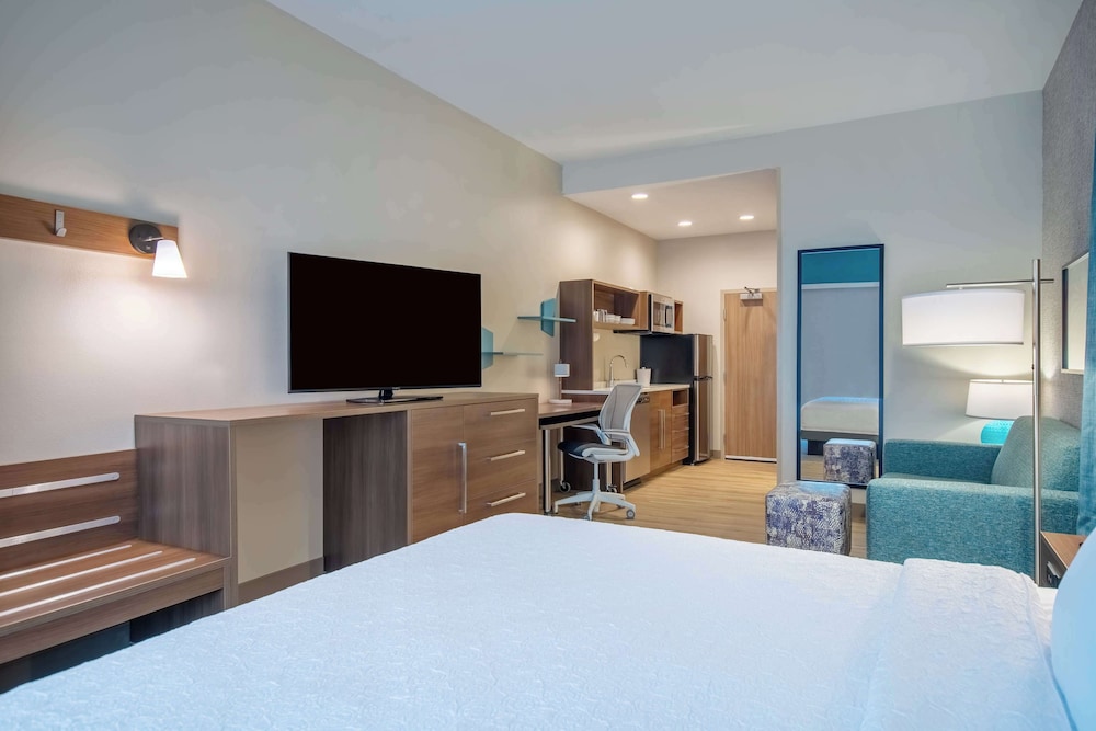 Studio, 1 King Bed, Accessible (3x3 Shower) photo 2
