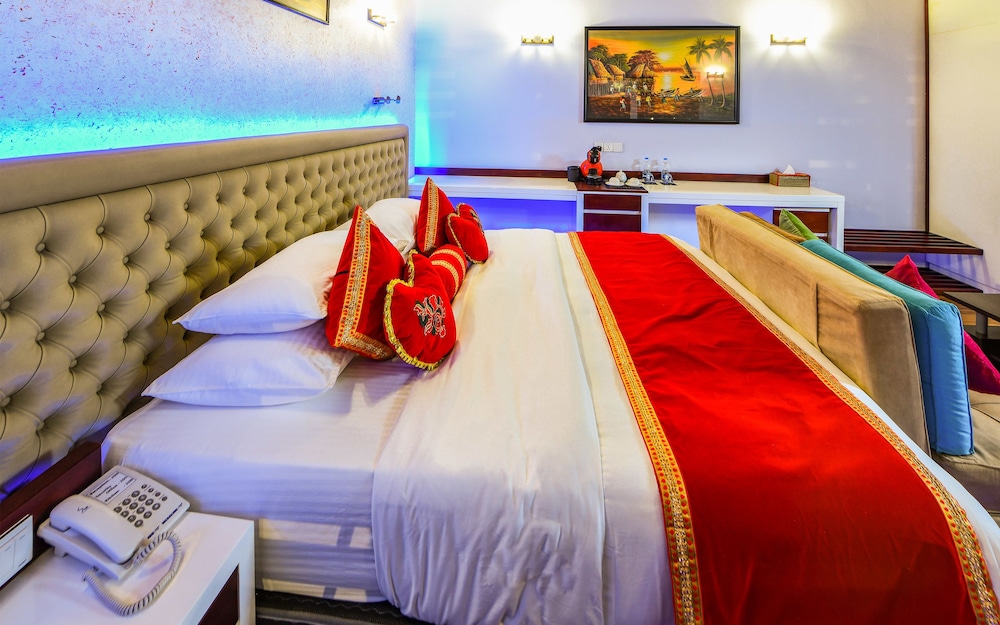 Luxury Double Room, 1 King Bed with Sofa bed, Private Pool, Executive Level photo 2