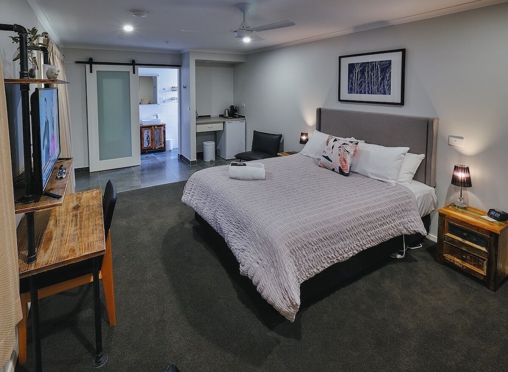 Superior Double Room, 1 Queen Bed, Private Bathroom, Garden View