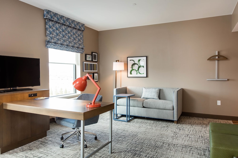 Studio, 1 King Bed, Refrigerator & Microwave (Wet Bar) photo 2