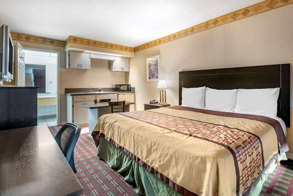 Standard Room, 1 King Bed, Non Smoking - Photo 6