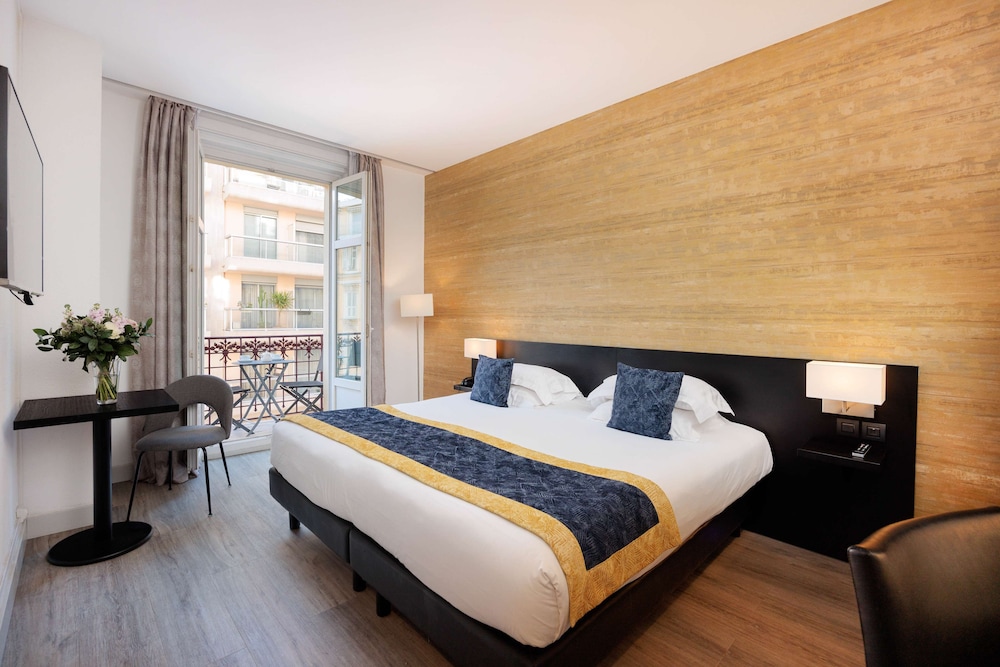 Deluxe Room, 1 King Bed, Non Smoking, Balcony (Twin bed on request) - Photo 1