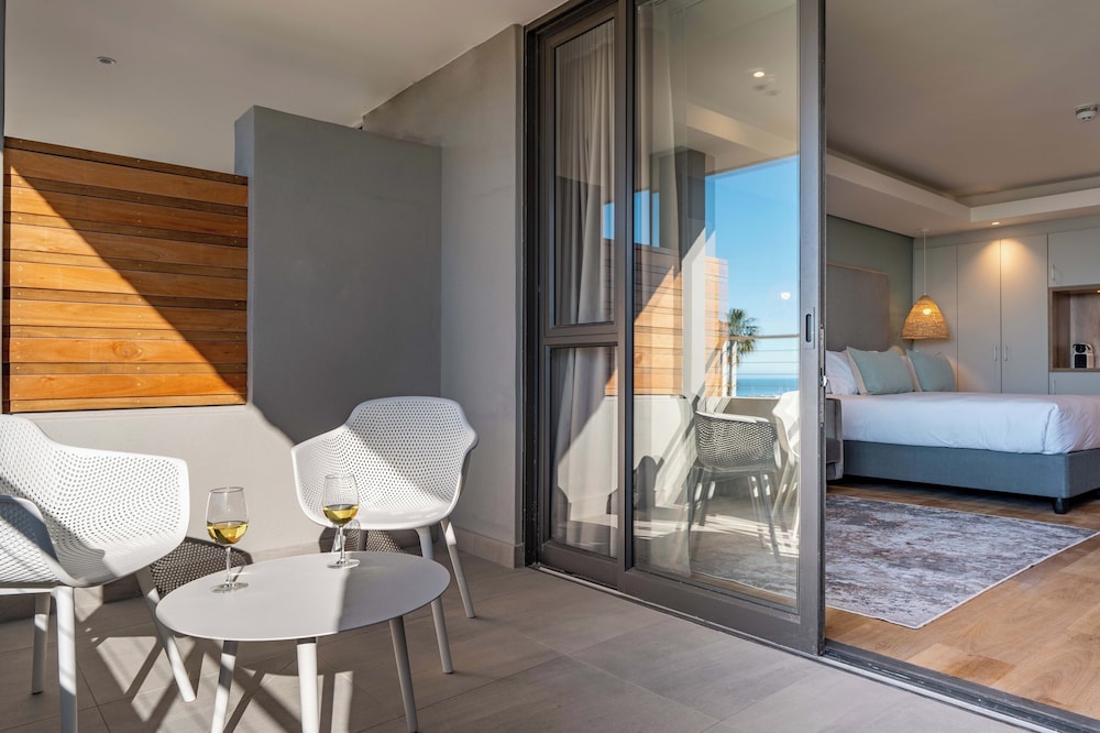 Luxury Suite - Photo 8