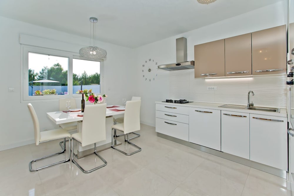 Villa photo 2