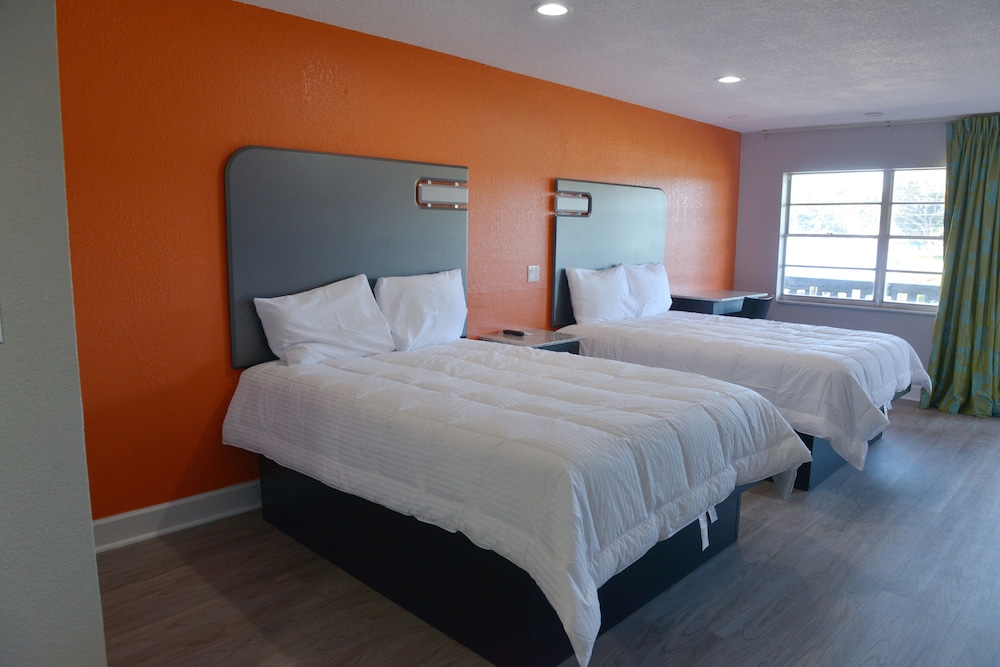 Room, 2 Queen Beds, Non Smoking - Photo 5