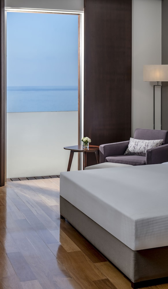 Deluxe Room, 1 King Bed photo 3