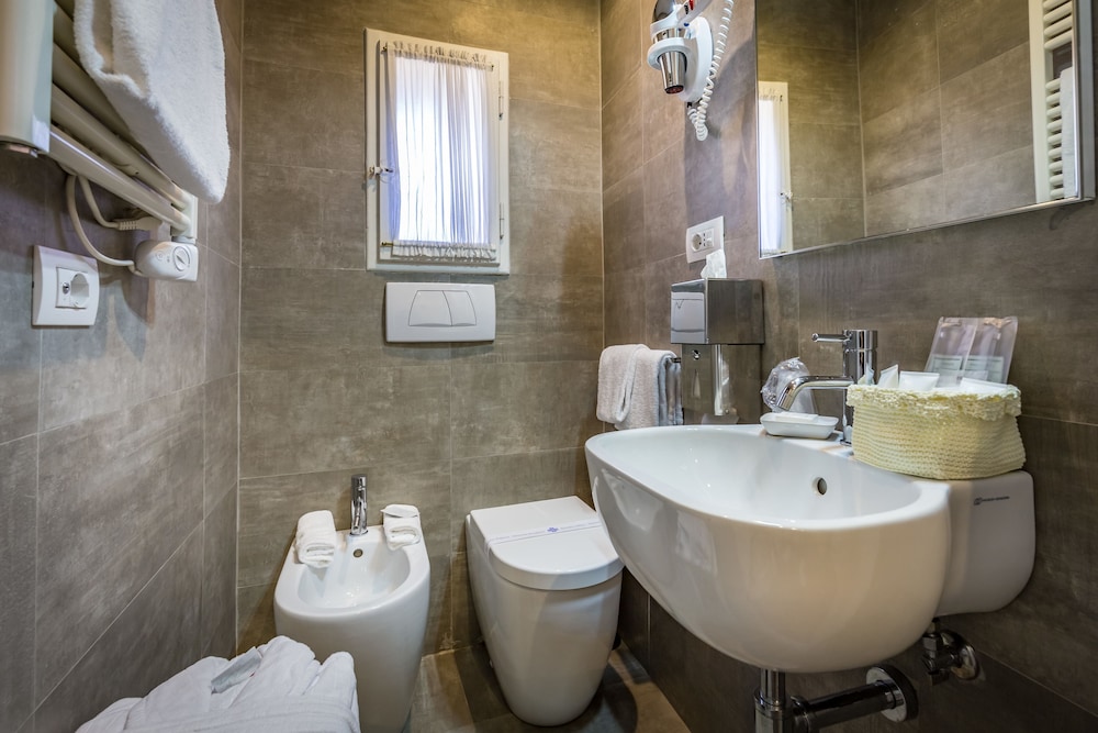 Luxury Suite - Photo 17