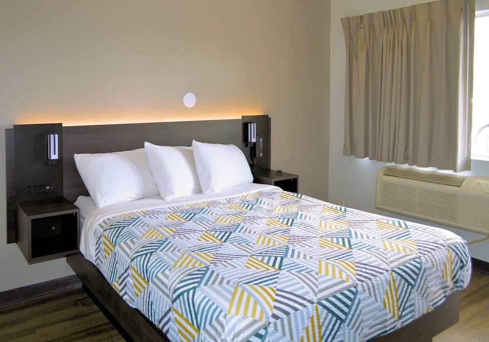 Deluxe Room, 1 Queen Bed, Accessible, Non Smoking photo 2