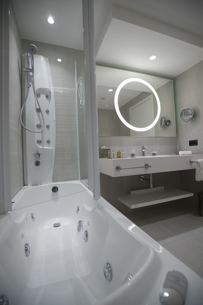 Room, 2 Twin Beds - Photo 3