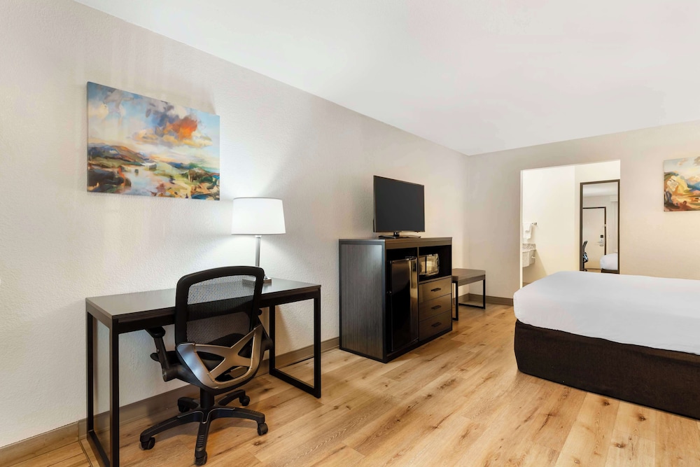 Standard Room, 1 Queen Bed, Accessible, Non Smoking (With Sofabed) photo 3
