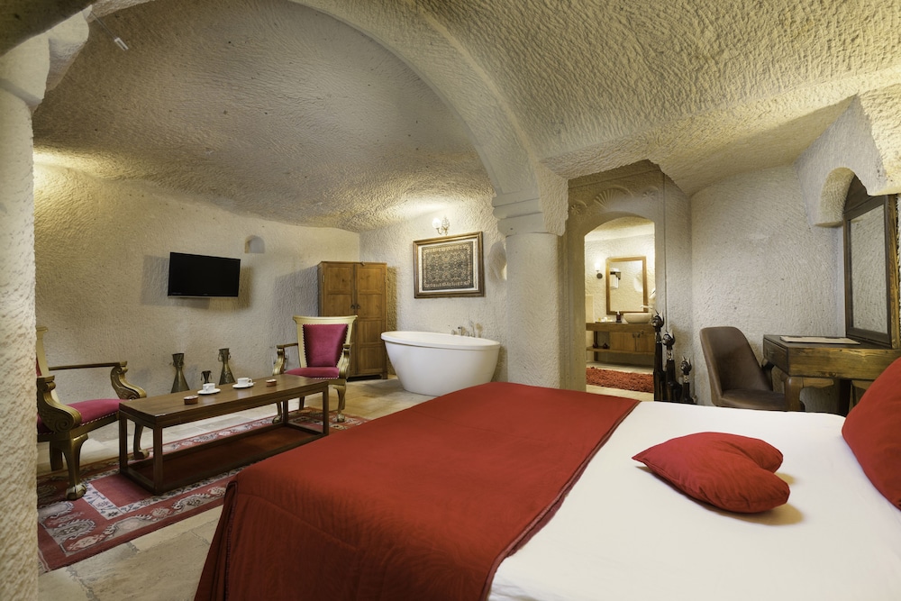 115 Junior Cave Suit with Bathtub photo 3