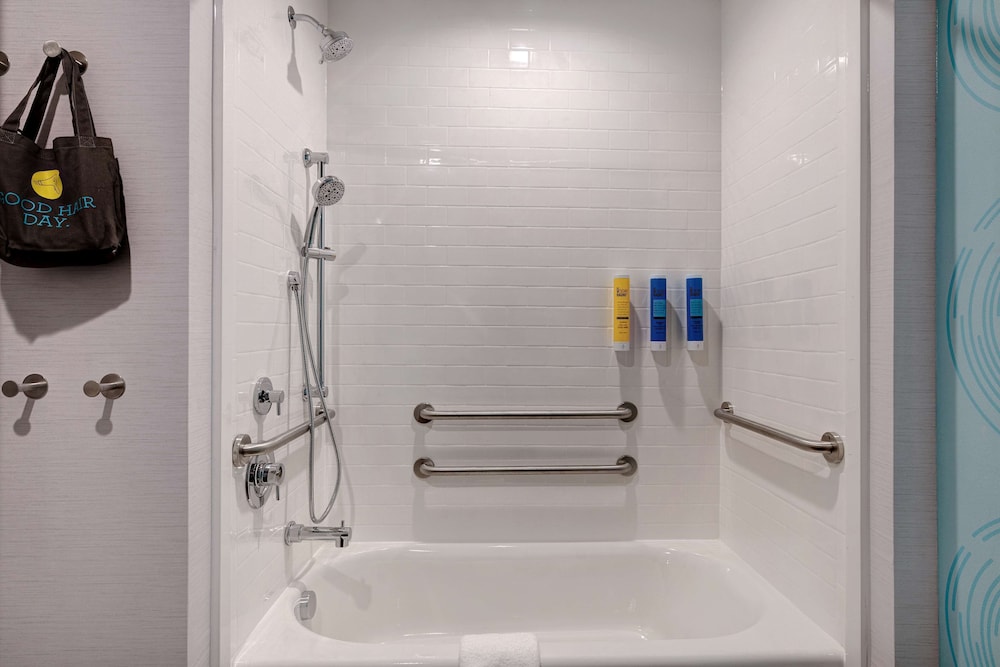 Room, 2 Queen Beds, Accessible, Balcony (Bathtub) - Photo 4