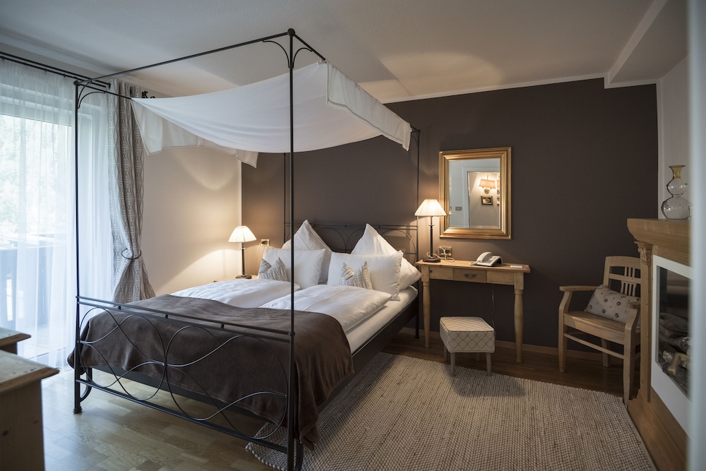 Junior Suite, 1 Queen Bed, Terrace, Mountain View photo 1