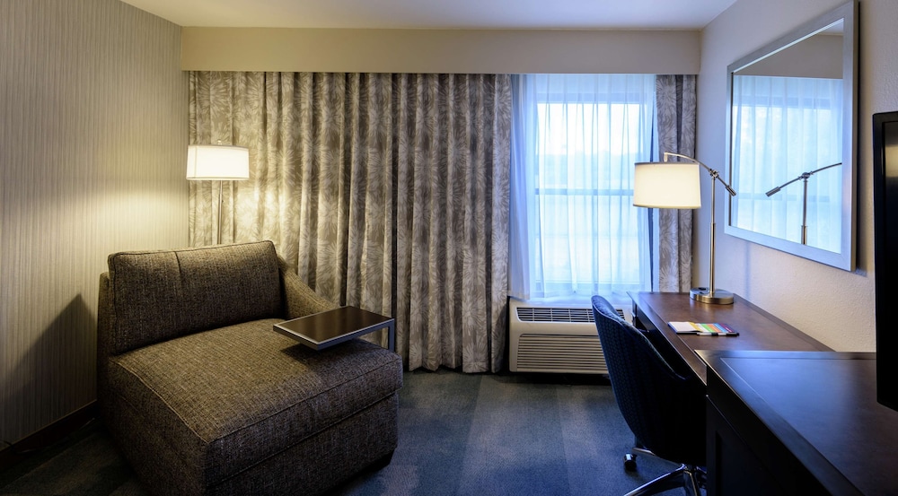 Room, 1 King Bed, Refrigerator - Photo 2
