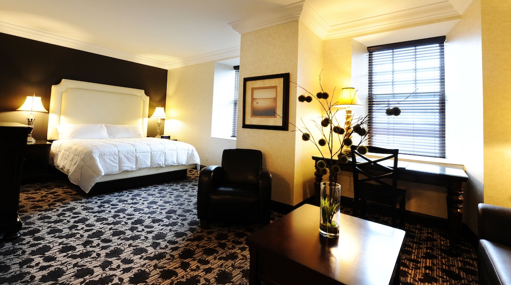 Suite, 1 King Bed with Sofa bed photo 1