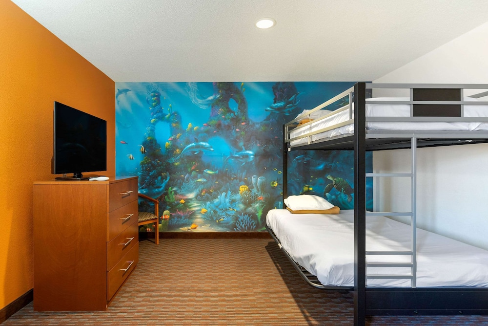 Suite, Multiple Beds, Non Smoking - Photo 3