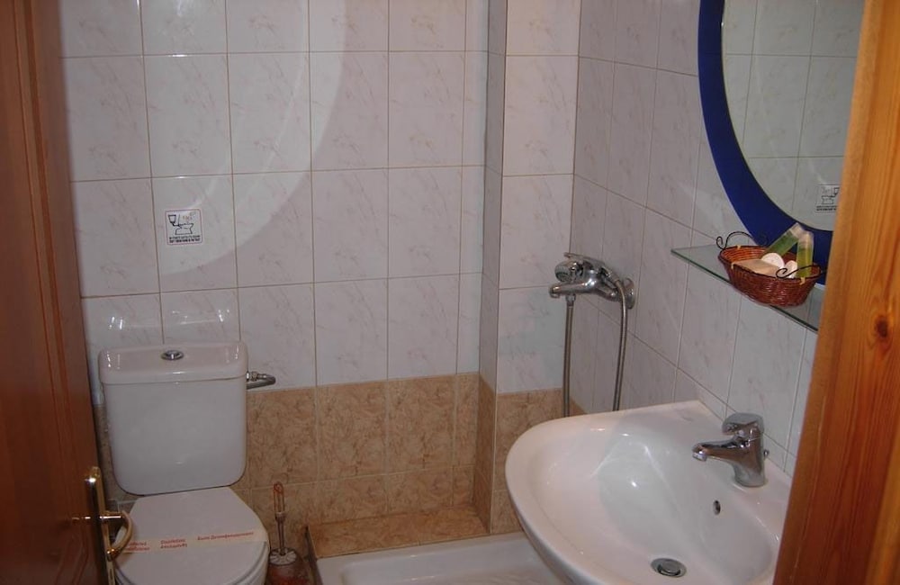 Basic Apartment, 1 Bedroom, Refrigerator & Microwave, Hill View photo 3