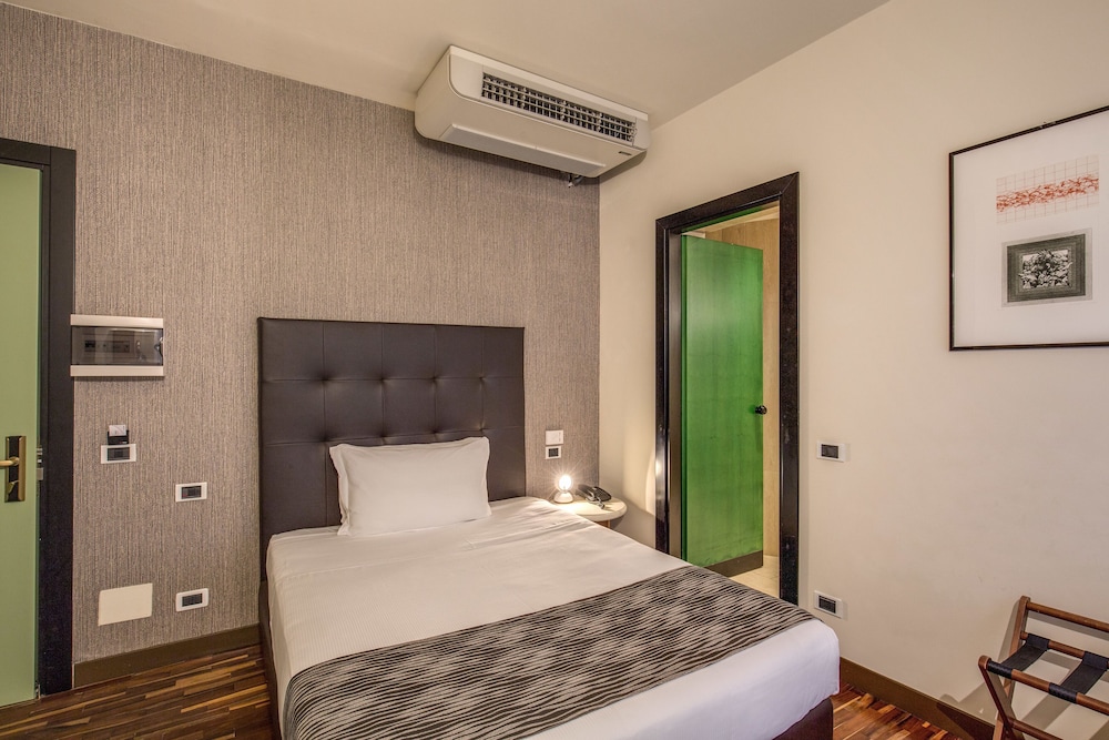 Basic Double Room photo 3