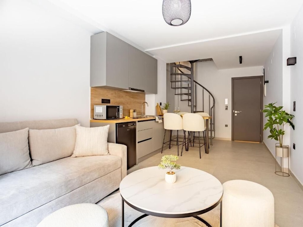Deluxe Duplex, Courtyard View
