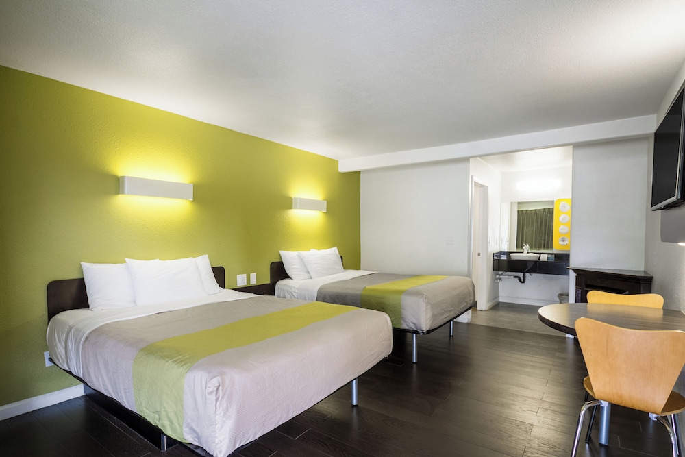 Signature Room, 2 Queen Beds, Non Smoking - Photo 5