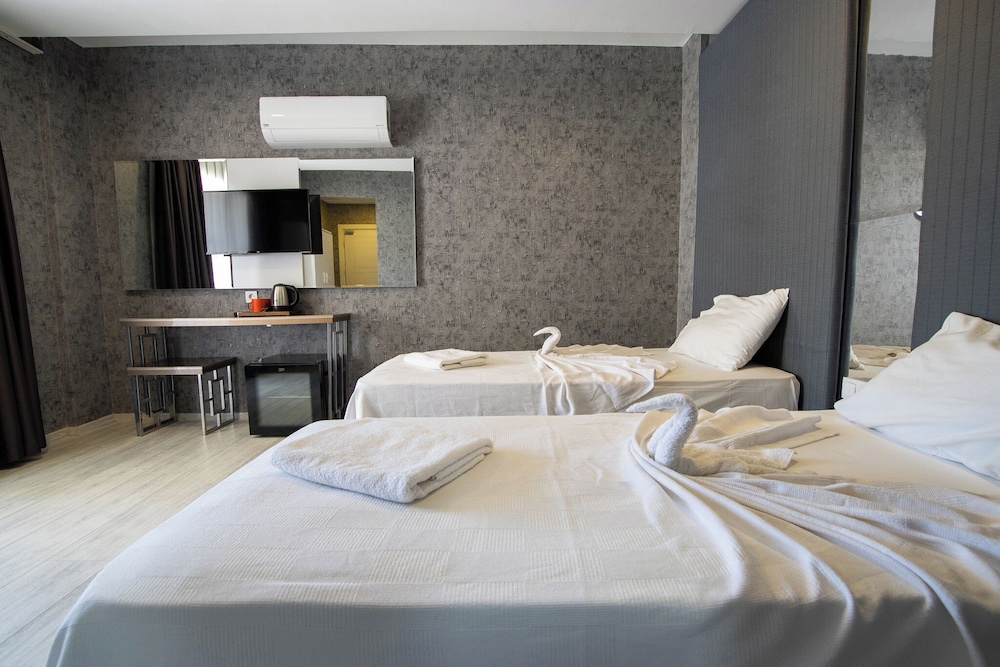Double or Twin Room - Photo 8