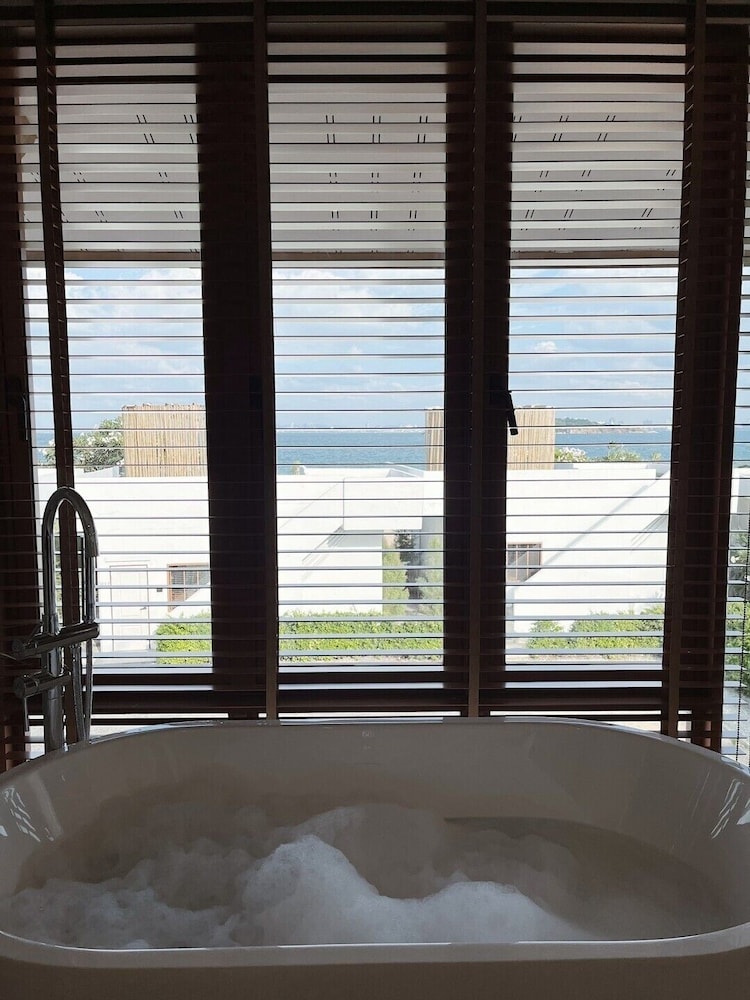 Arctic Sea View With Tub - Photo 6