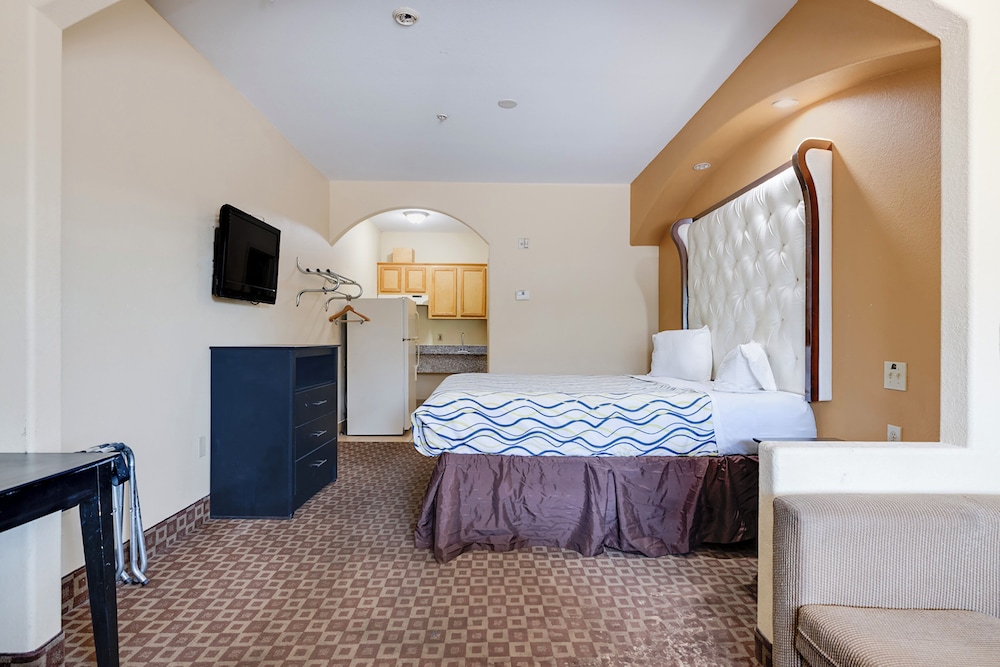 King Bed Accessible with Kitchenette - Photo 7