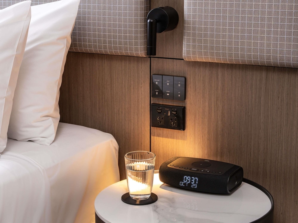 Deluxe Room, 1 King Bed (Accessible) photo 3