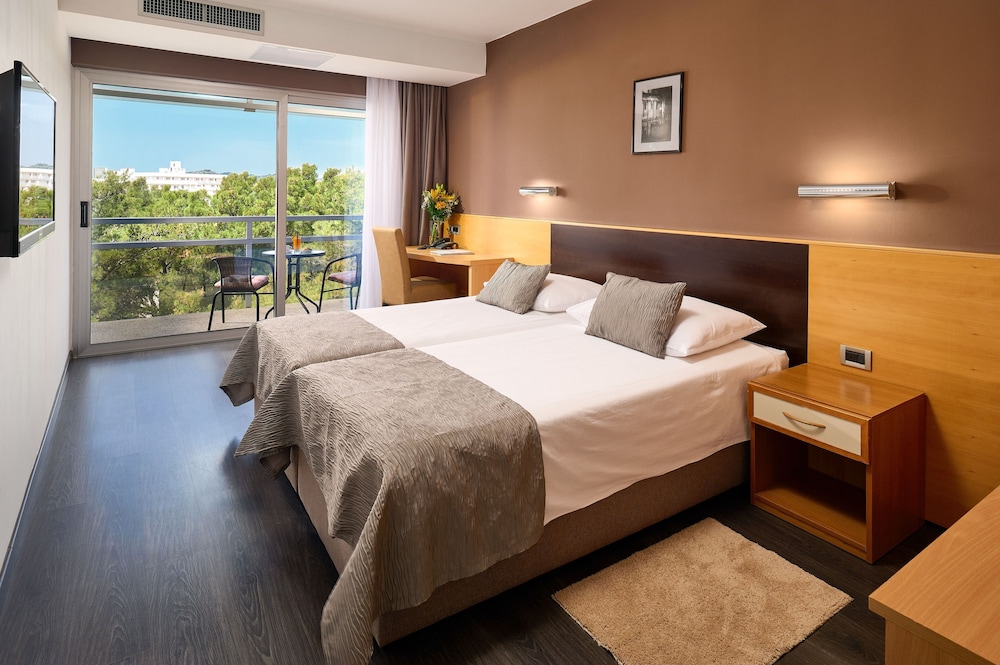 Superior Triple Room, Terrace, Park View