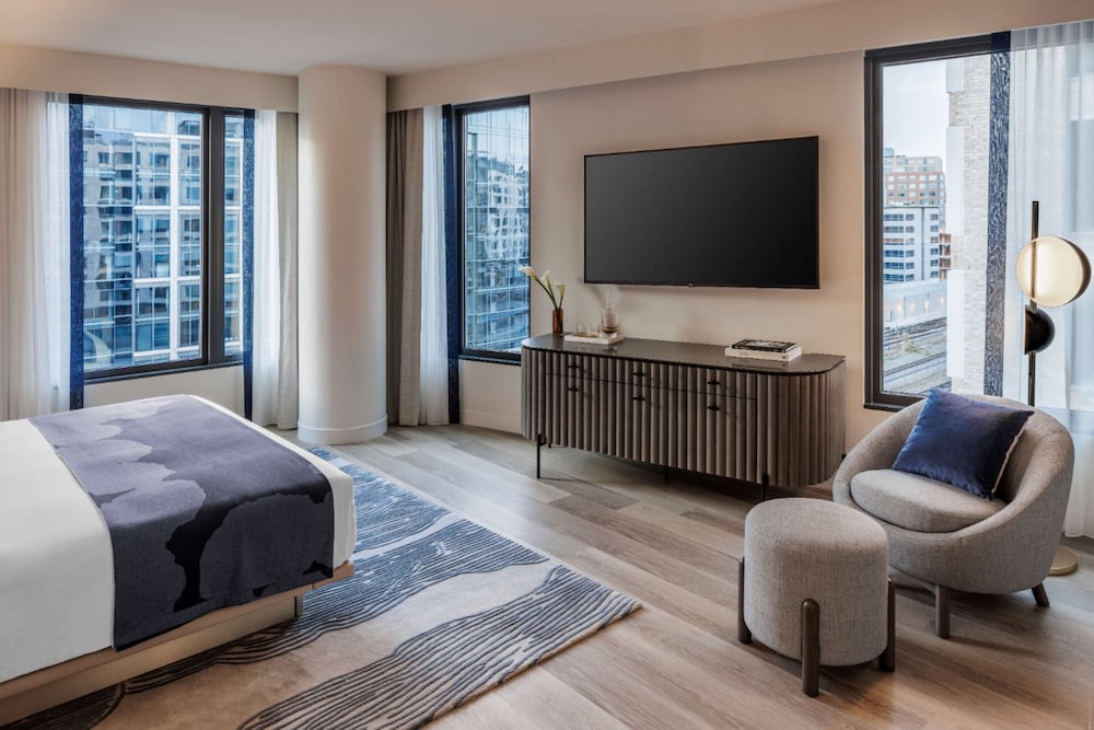 Premium Room, 1 King Bed (3x3 Shower) - Photo 4