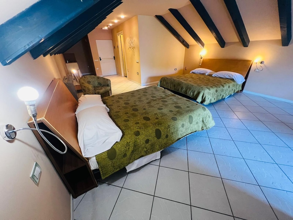 Deluxe Quadruple Room, Garden View photo 3