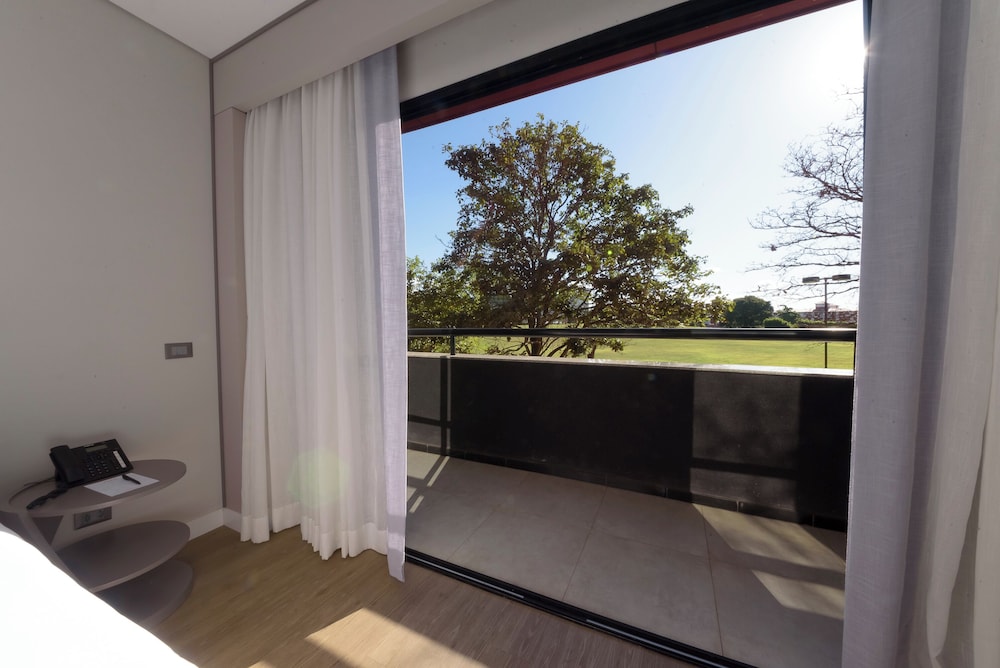 Standard Room, 3 Twin Beds thumbnail 5