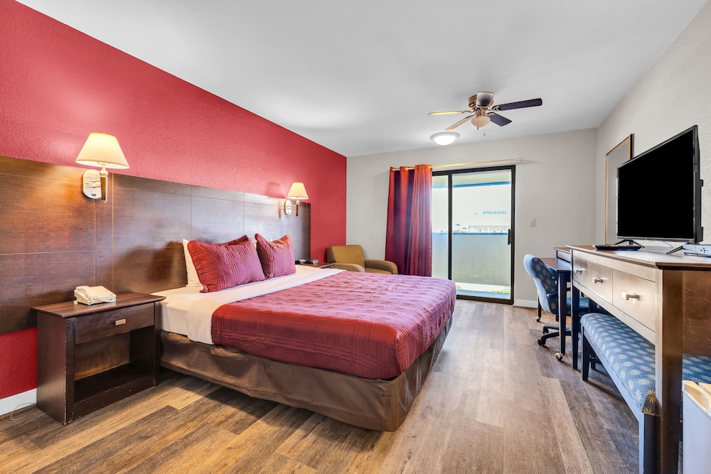 Standard Room, 1 King Bed, Balcony photo 2