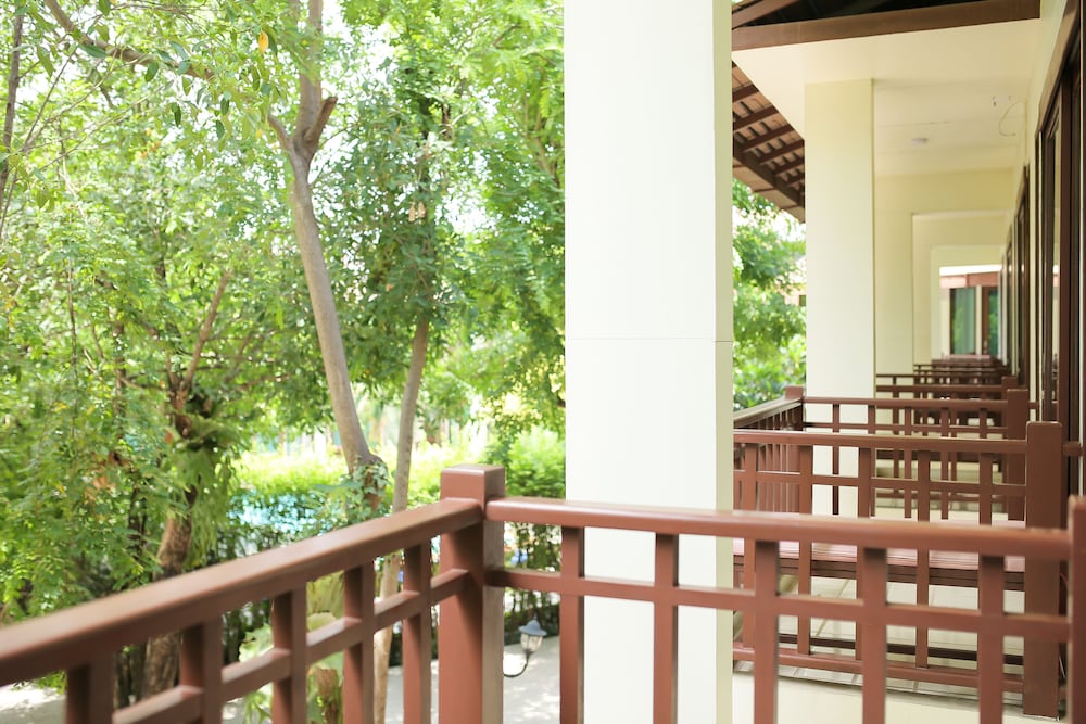 Deluxe Balcony King Bed - Photo 7