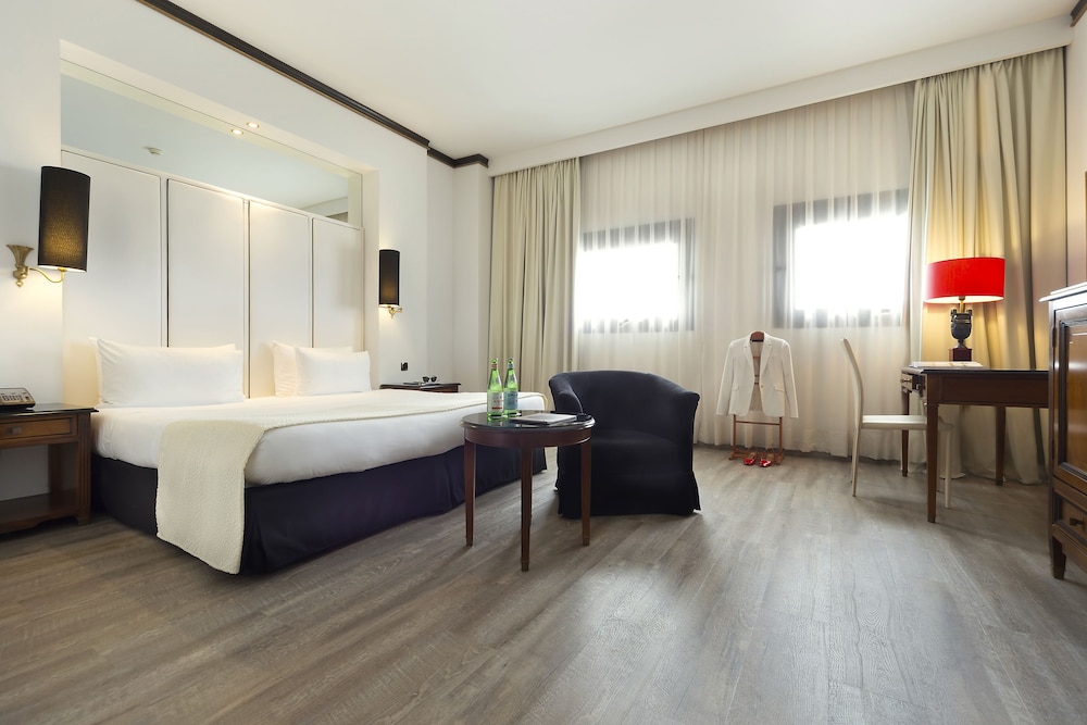 Premium Guestroom - Photo 2