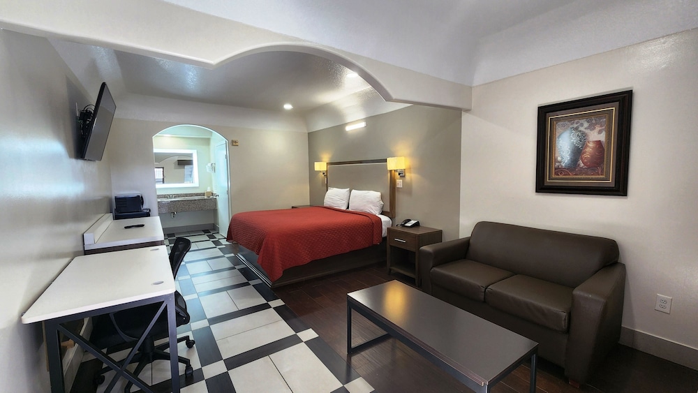 Deluxe Room, 1 King Bed, Non Smoking, Refrigerator & Microwave - Photo 5