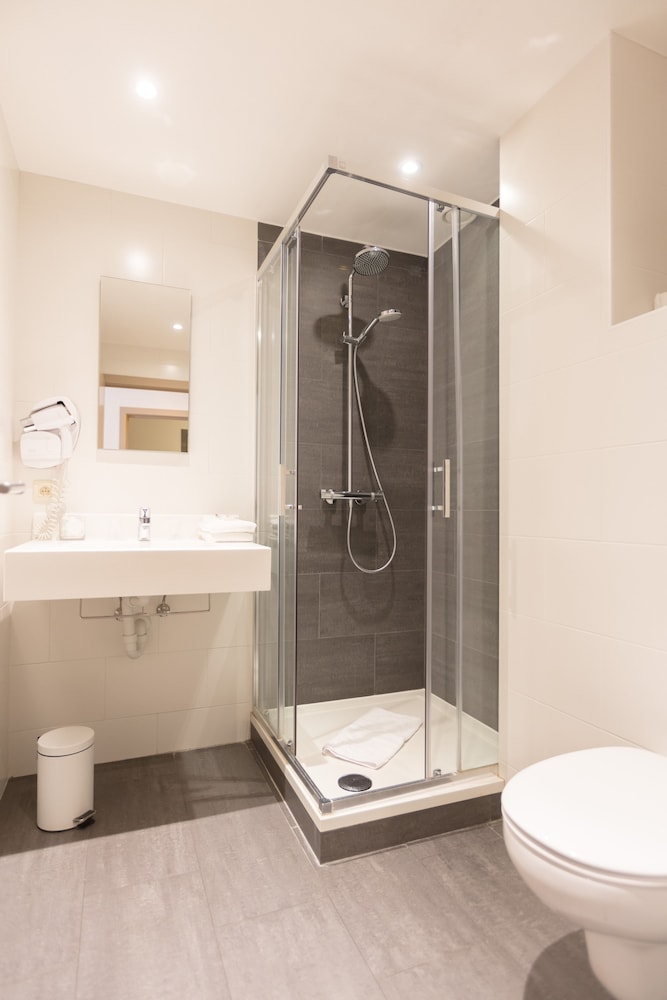 Standard Double or Twin Room - Photo 8