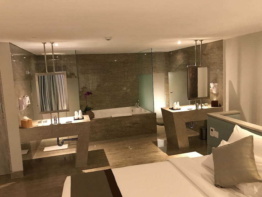 Suite, 1 King Bed, City View photo 3
